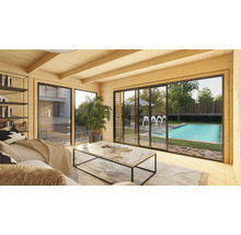 Helles Holzhaus-Interieur mit Gartenblick durch grosse Fenster