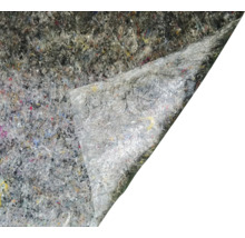 Gros plan d'un matelas isolant avec une couche d'aluminium