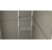 Intérieur d'un abri de jardin avec des étagères de rangement