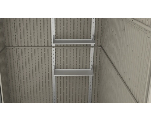 Intérieur d'un abri de jardin avec des étagères de rangement