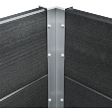 Detail einer Hochbeet-Ecke mit Metalleinfassung und Schrauben