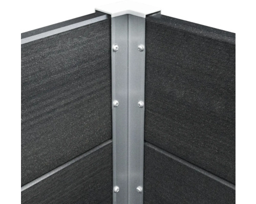 Detail einer Hochbeet-Ecke mit Metalleinfassung und Schrauben