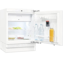 Réfrigérateur blanc avec porte ouverte et aliments