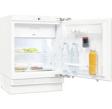 Geöffneter, weisser Kühlschrank mit Lebensmitteln