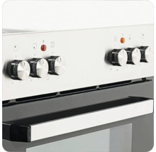 Vue détaillée d'une cuisinière avec boutons de commande et poignée