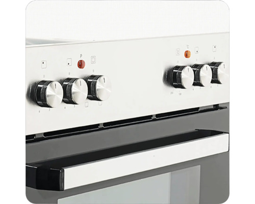 Vue détaillée d'une cuisinière avec boutons de commande et poignée