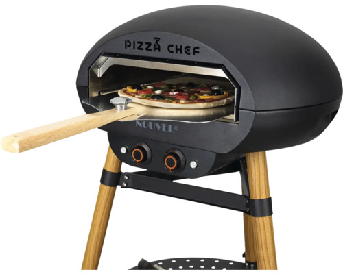 Four à pizza avec pieds en bois et pizza sur une pelle à pizza