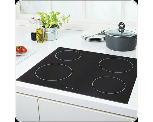 Table de cuisson noire avec quatre zones de cuisson dans une cuisine lumineuse