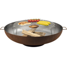 Brasero avec grille, bois, saucisses, steak, épis de maïs et tomates