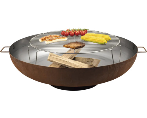 Brasero avec grille, bois, saucisses, steak, épis de maïs et tomates