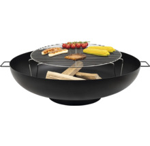 Brasero avec grille de barbecue, bois, saucisse, steak, épis de maïs et tomates