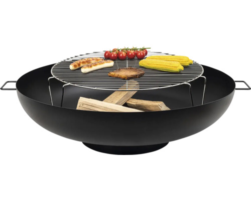 Brasero avec grille de barbecue, bois, saucisse, steak, épis de maïs et tomates