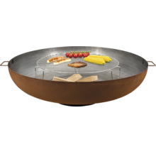 Brasero avec grille, bois, saucisses, épis de maïs, tomates et steak