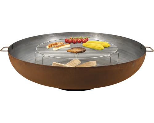 Brasero avec grille, bois, saucisses, épis de maïs, tomates et steak