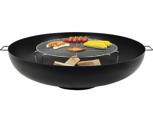 Brasero avec grille, bois, saucisse, épis de maïs et tomates