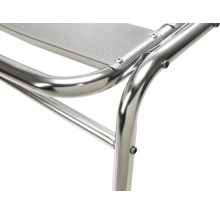 Vue détaillée d'une échelle en aluminium poli