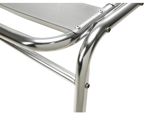 Vue détaillée d'une échelle en aluminium poli