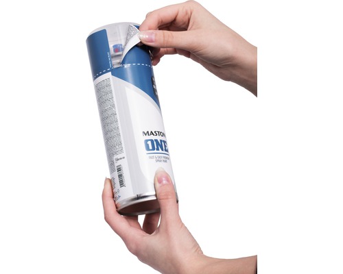 Eine Person entfernt das Etikett von einer Sprühdose.