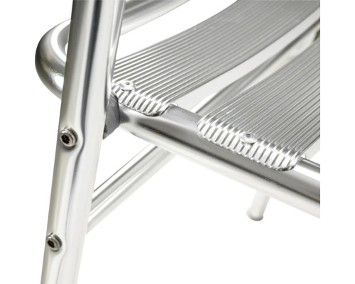 Gros plan d'un escabeau en aluminium avec des marches striées pour une meilleure adhérence.