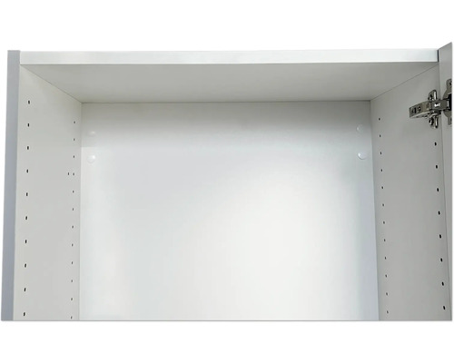 Intérieur d'un meuble de cuisine blanc avec des trous pour des étagères réglables