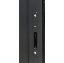 Vue détaillée d'une poignée de fenêtre avec niveau à bulle intégré