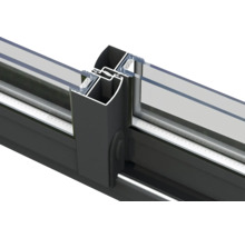 Vue détaillée d'une fenêtre coulissante avec cadre en aluminium et verre