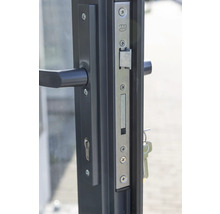 Gros plan sur une serrure de porte avec poignée et trou de serrure