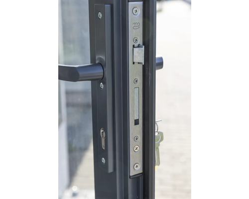 Gros plan sur une serrure de porte avec poignée et trou de serrure