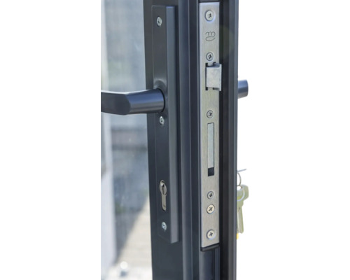 Gros plan d'une serrure de porte avec poignée et clé