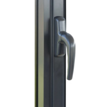 Poignée de fenêtre sur cadre de fenêtre