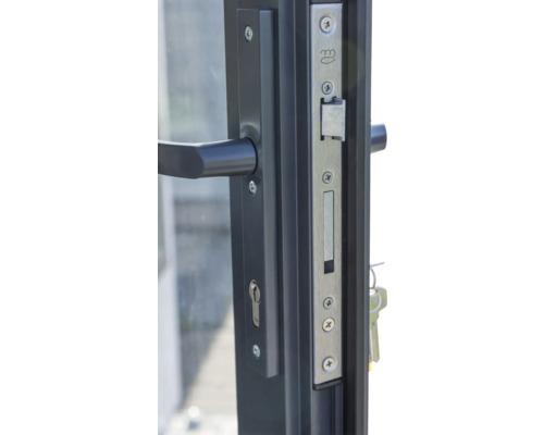 Gros plan d'une porte avec poignée et serrure