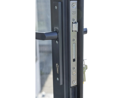 Vue détaillée d'une porte avec ferrures, serrure et clés