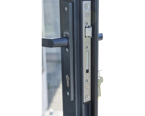 Gros plan d'une serrure de porte avec poignée et clé