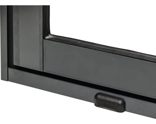 Detailansicht eines schwarzen Kunststofffensters mit Fenstergriff