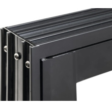 Vue détaillée d'un cadre de fenêtre en aluminium noir avec des vis