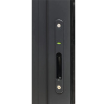 Vue détaillée d'une poignée de fenêtre avec niveau à bulle intégré