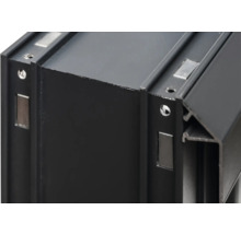 Vue détaillée d'un profilé en aluminium noir avec aimants et trous de vis