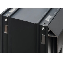 Vue détaillée d'un profilé en aluminium noir avec inserts métalliques