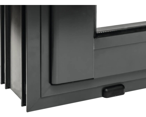 Vue détaillée d'une fenêtre en plastique grise