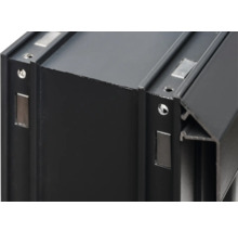 Vue détaillée d'un profilé en aluminium noir avec trous de vis