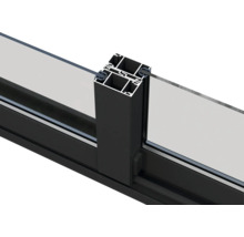 Gros plan sur un profilé de fenêtre en aluminium avec verre