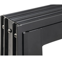 Vue détaillée d'un cadre de fenêtre en aluminium noir avec vis