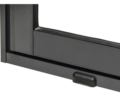 Vue détaillée d'une fenêtre en plastique noire