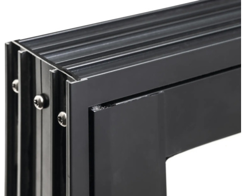 Gros plan d'un cadre de fenêtre en aluminium noir