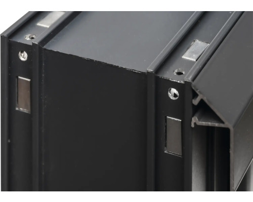 Vue détaillée d'un cadre de fenêtre noir avec vis et aimants visibles