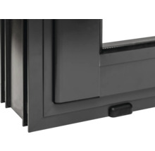 Vue détaillée d'un cadre de fenêtre gris