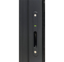 Vue détaillée d'une porte coulissante avec poignée intégrée et niveau à bulle pour l'alignement