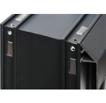 Vue détaillée d'un profilé en aluminium noir avec trous de vis et aimants