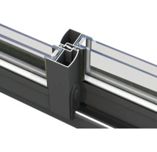 Vue détaillée d'un système de porte coulissante en aluminium avec remplissage en verre.