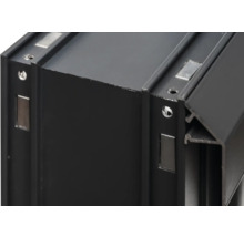 Gros plan d'un cadre en aluminium noir avec aimants et trous de forage.